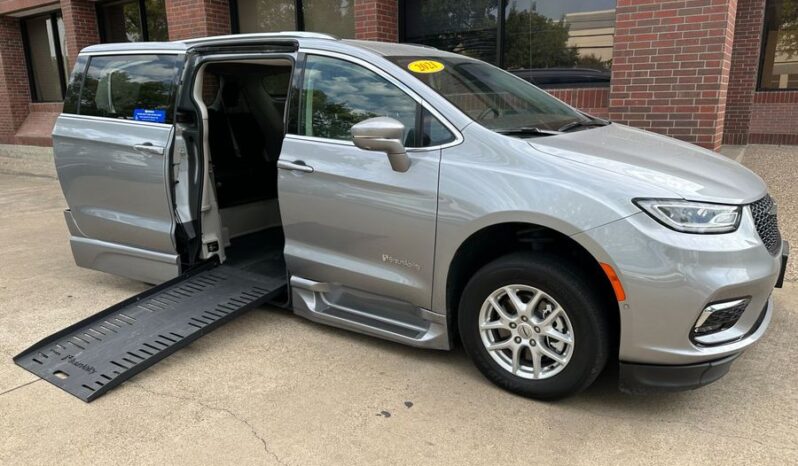 
								Chrysler Pacifica Touring L MR591358 full									