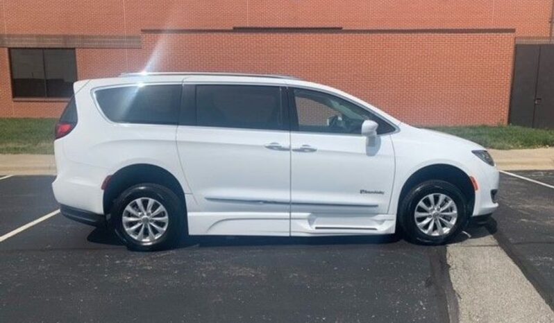 
								Chrysler Pacifica Touring L KR708304 full									
