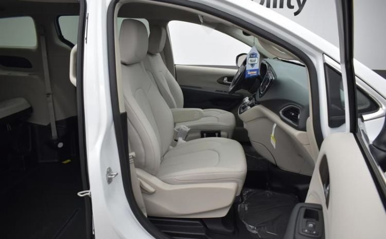
								Chrysler Voyager LXi MR558279 full									