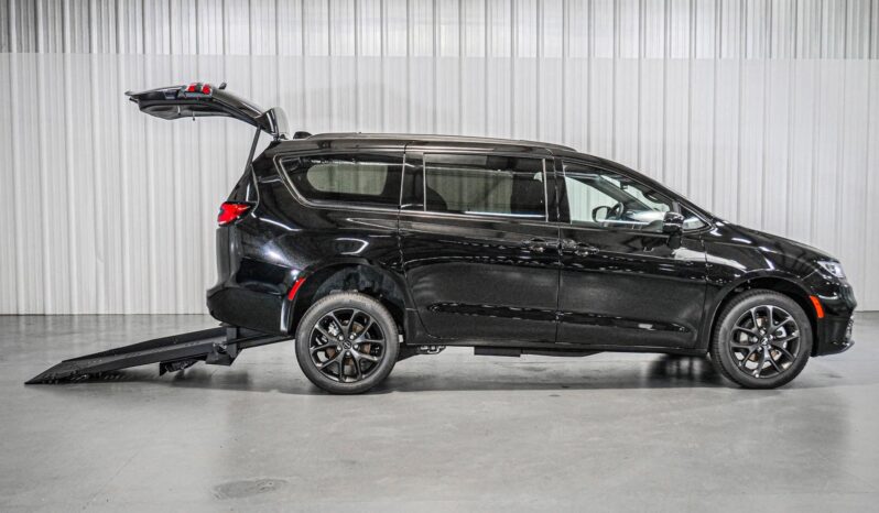 
								Chrysler Pacifica Touring L full									