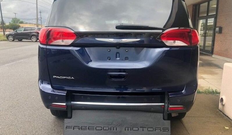 
								Chrysler Pacifica Touring L JR127931 full									