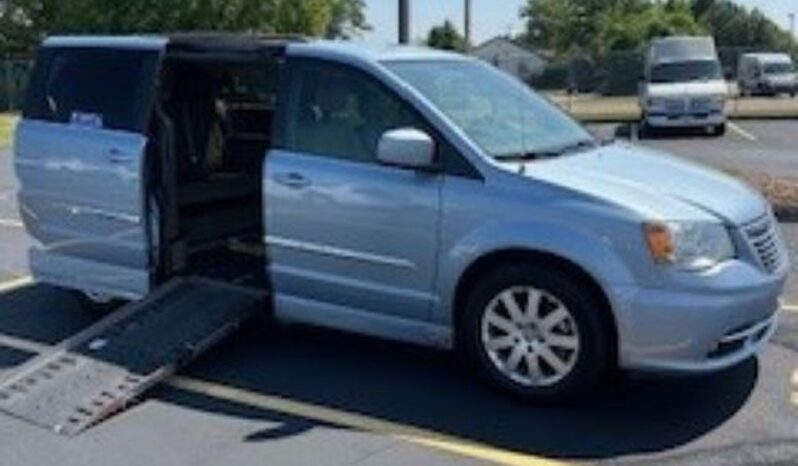 
								Chrysler Town & Country Touring GR282246 full									