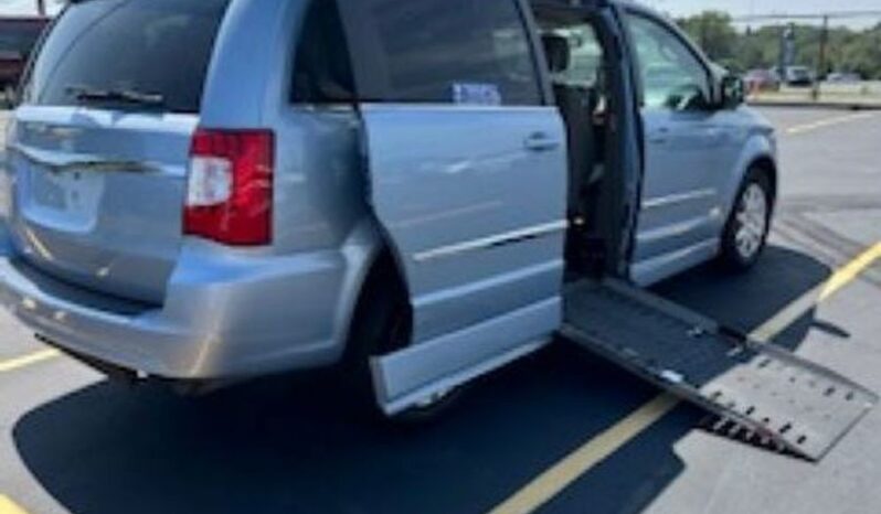 
								Chrysler Town & Country Touring GR282246 full									