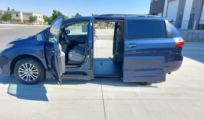 
								Toyota Sienna XLE JS937162 full									