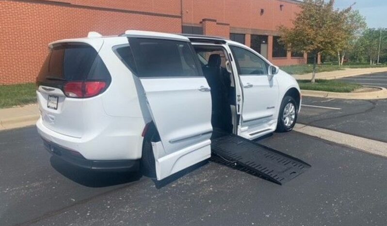 
								Chrysler Pacifica Touring L KR708304 full									