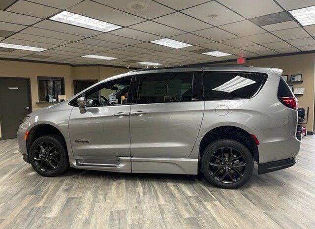 
								Chrysler Pacifica Touring L MR591358 full									