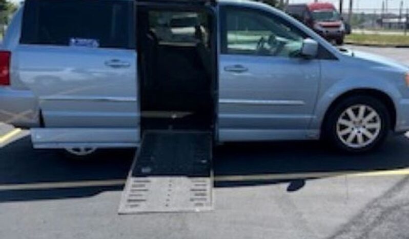 
								Chrysler Town & Country Touring GR282246 full									