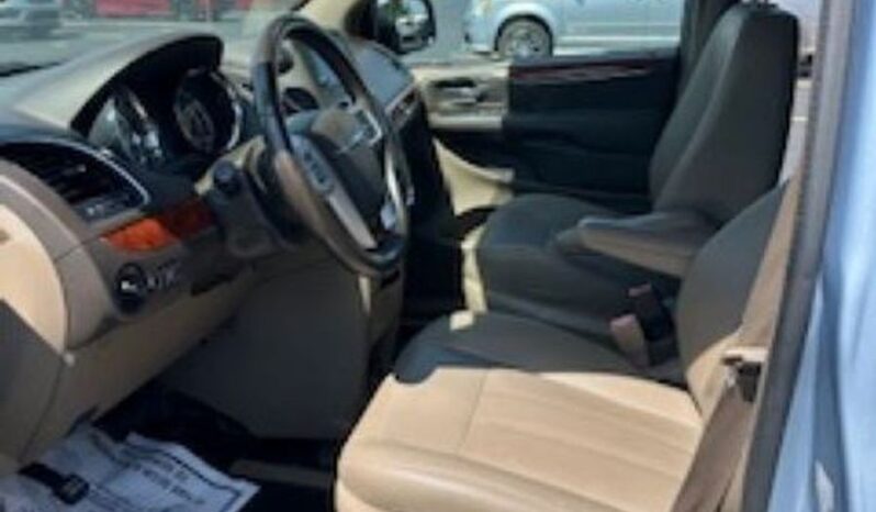 
								Chrysler Town & Country Touring GR282246 full									