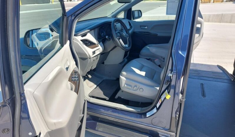 
								Toyota Sienna XLE JS937162 full									