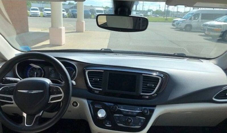 
								Chrysler Voyager LXi MR558279 full									
