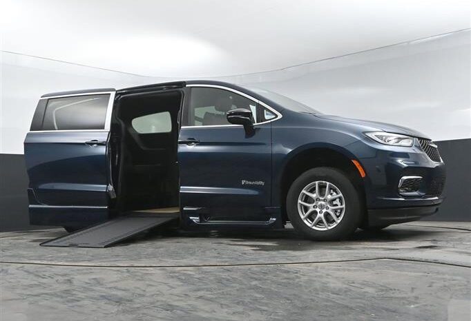 
								Chrysler Pacifica PCSELECT SR556932 full									