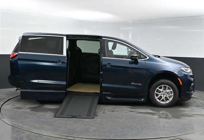 
								Chrysler Pacifica PCSELECT SR556932 full									