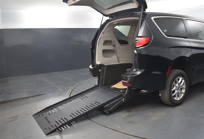 
								Chrysler Pacifica PCTOURING RR155997 full									