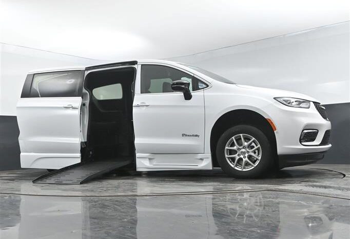 
								Chrysler Pacifica PCSELECT SR517400 full									