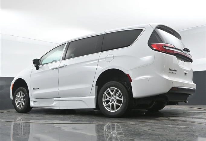 
								Chrysler Pacifica PCSELECT SR517400 full									