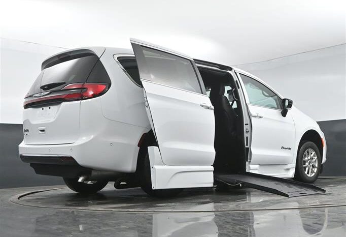 
								Chrysler Pacifica PCSELECT SR517400 full									