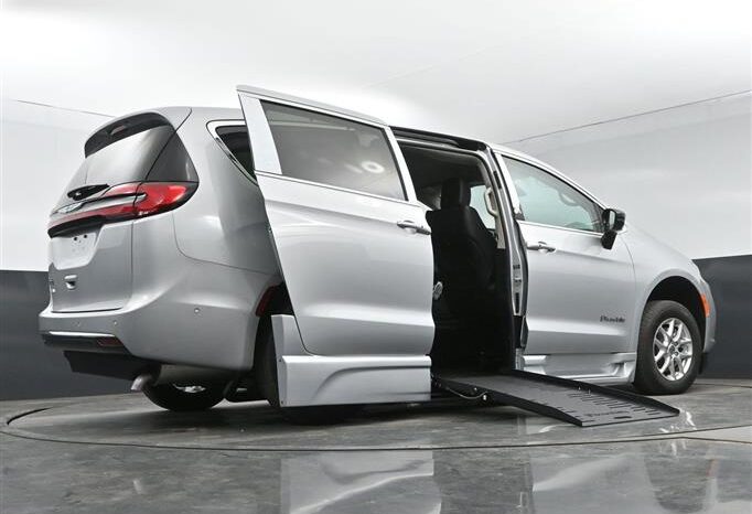 
								Chrysler Pacifica PCTOURING L RR146789 full									
