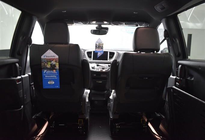 
								Chrysler Pacifica PCSELECT SR517433 full									