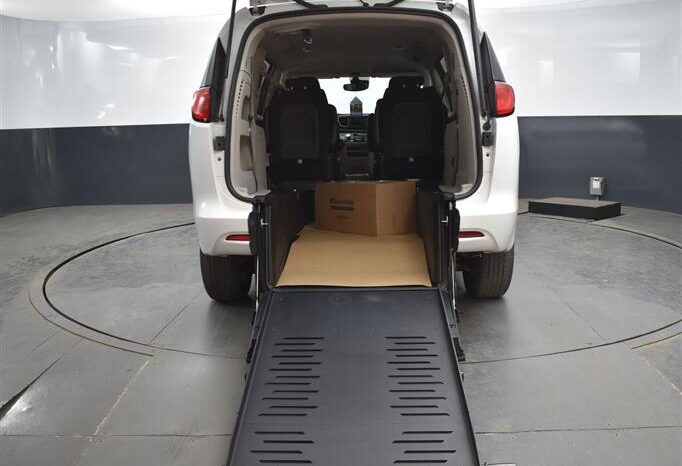 
								Chrysler Voyager LX PR595942 full									