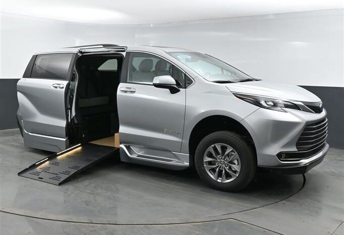 
								Toyota Sienna XLE SS231604 full									