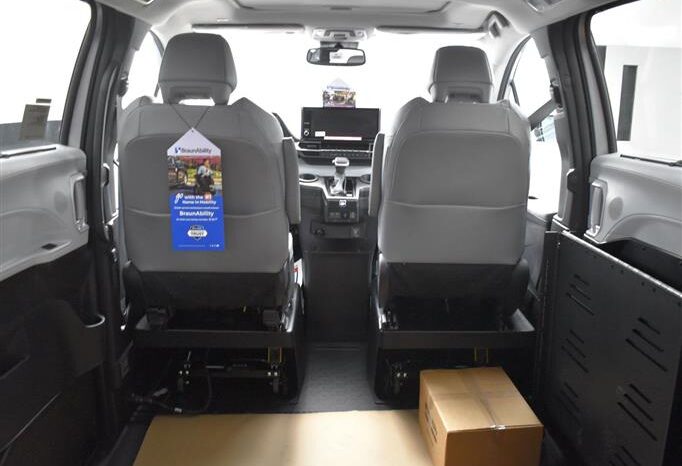 
								Toyota Sienna XLE SS231604 full									