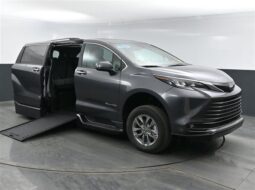 New 2025 Toyota Sienna XLE SS230003