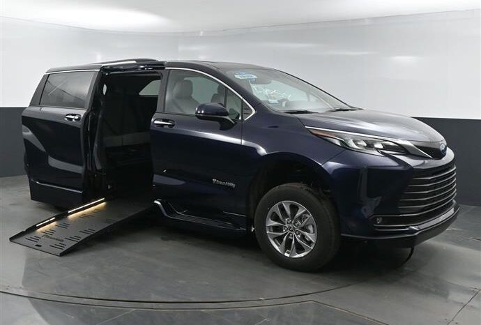 
								Toyota Sienna XLE SS243894 full									