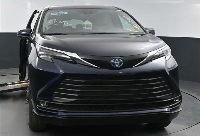 
								Toyota Sienna XLE SS243894 full									