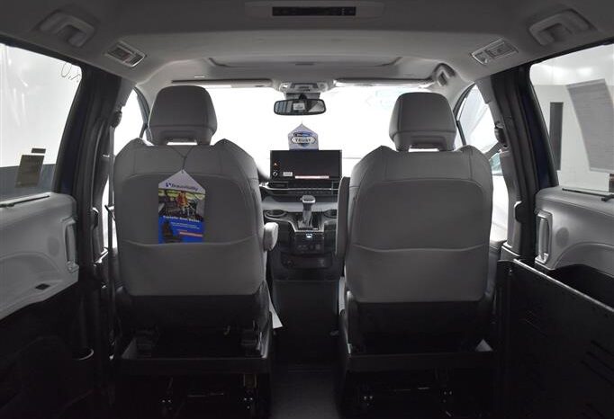 
								Toyota Sienna XLE SS243894 full									