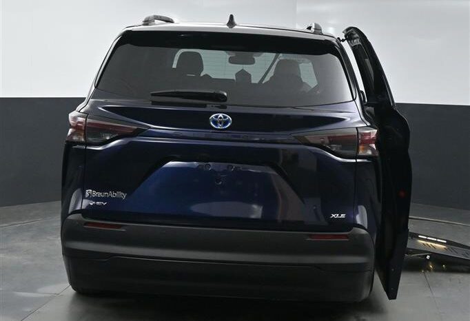 
								Toyota Sienna XLE SS243894 full									