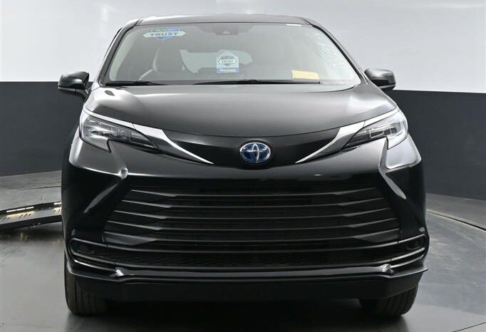 
								Toyota Sienna LE SS244139 full									