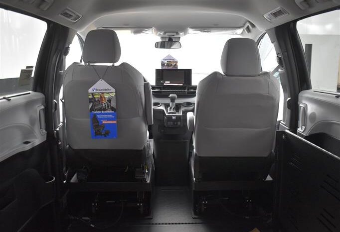
								Toyota Sienna LE SS244139 full									