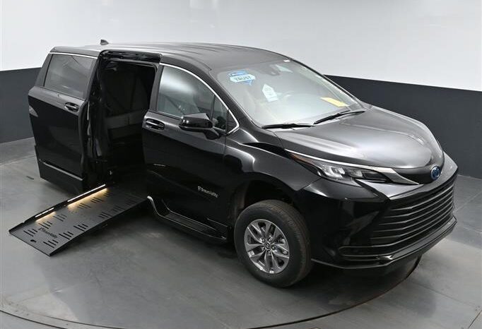 
								Toyota Sienna LE SS244139 full									