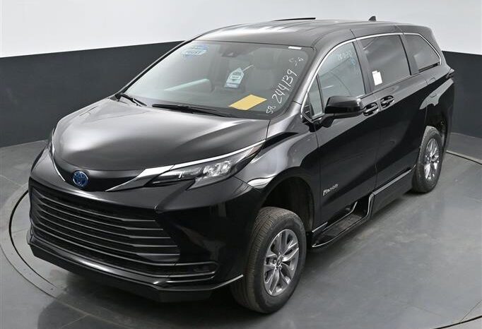
								Toyota Sienna LE SS244139 full									