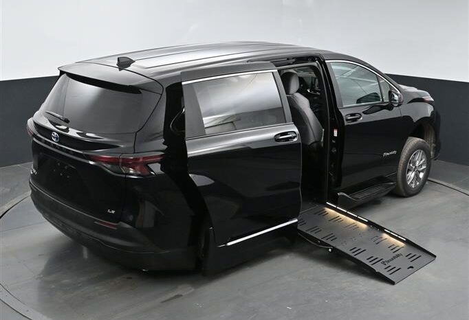 
								Toyota Sienna LE SS244139 full									
