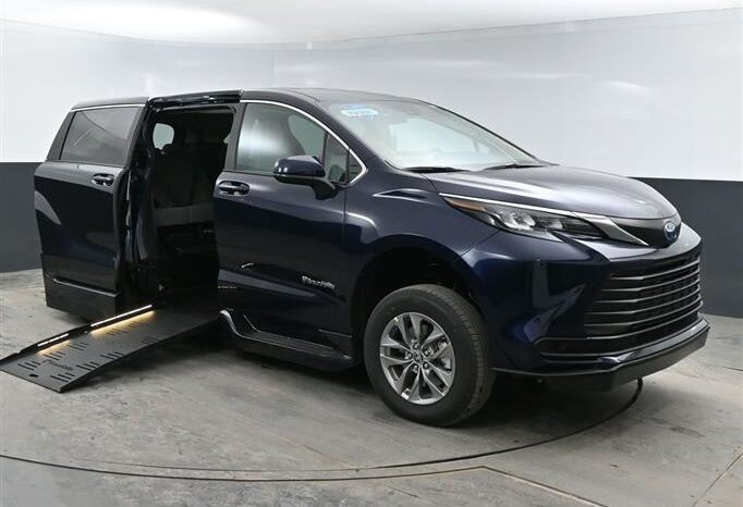 
								Toyota Sienna LE SS237239 full									