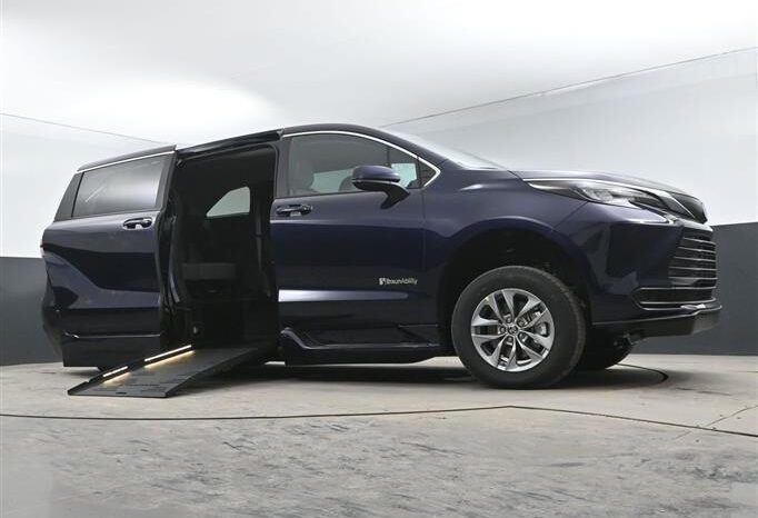 
								Toyota Sienna LE SS237239 full									