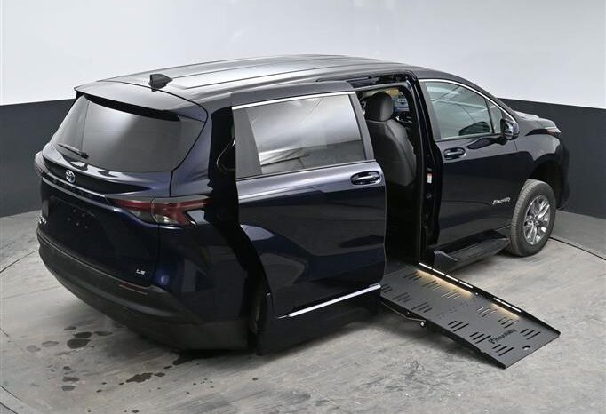 
								Toyota Sienna LE SS237239 full									