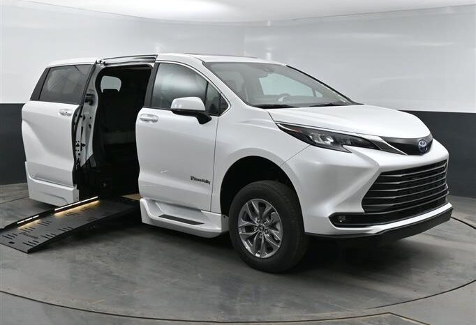 
								Toyota Sienna XLE SS237685 full									