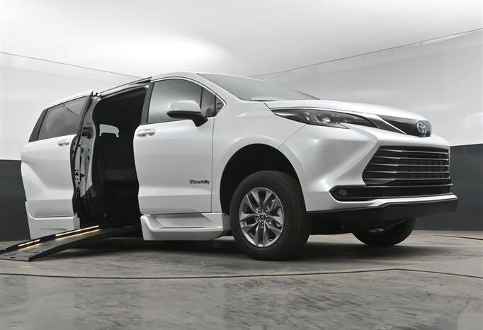 
								Toyota Sienna XLE SS237685 full									