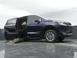 Toyota Sienna XLE RS220907