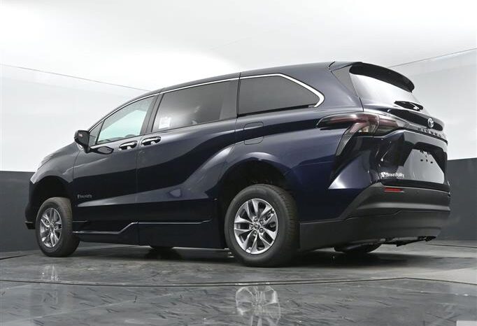 
								Toyota Sienna XLE RS220907 full									