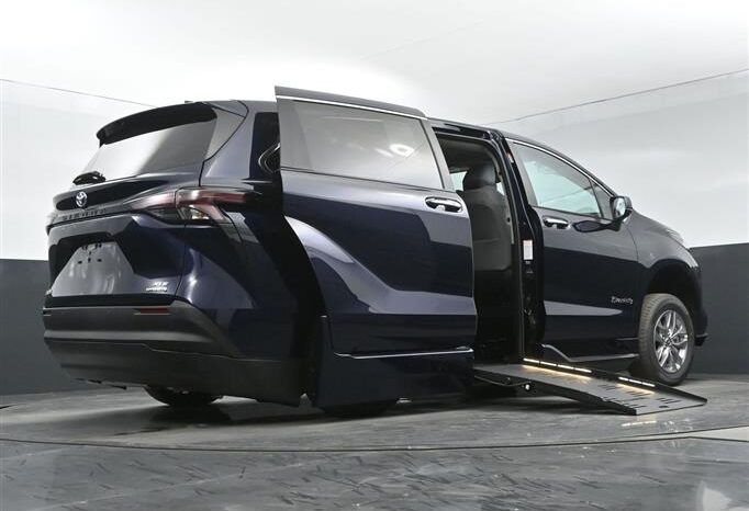 
								Toyota Sienna XLE RS220907 full									
