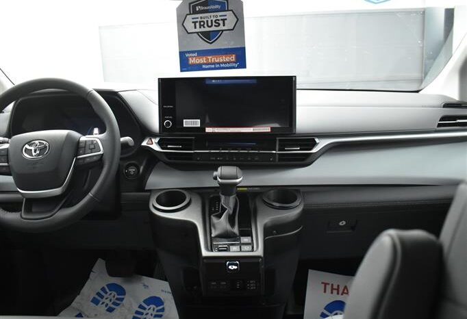 
								Toyota Sienna XLE SS243593 full									