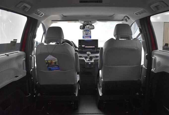 
								Toyota Sienna XLE SS243593 full									