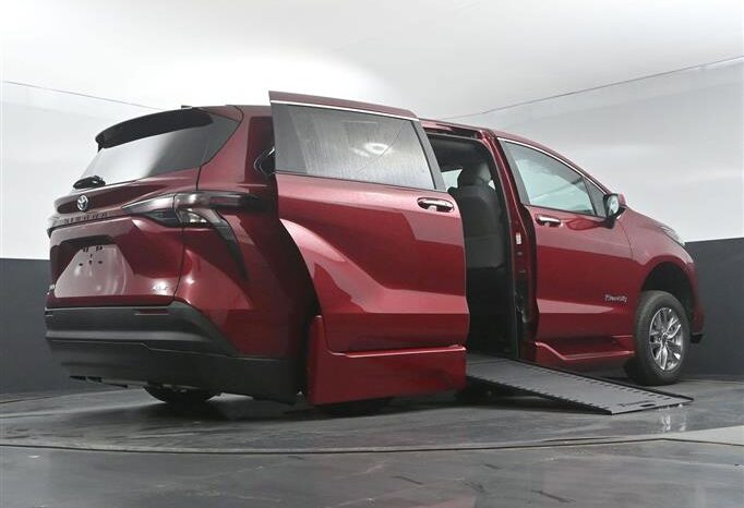 
								Toyota Sienna XLE SS245943 full									