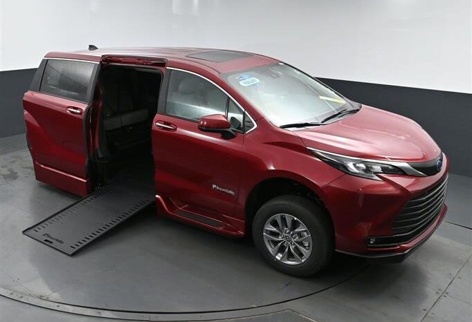
								Toyota Sienna XLE SS245943 full									