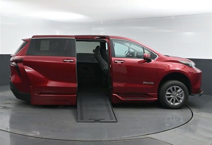 
								Toyota Sienna XLE SS245943 full									