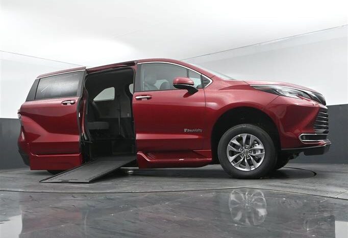 
								Toyota Sienna XLE RS221517 full									