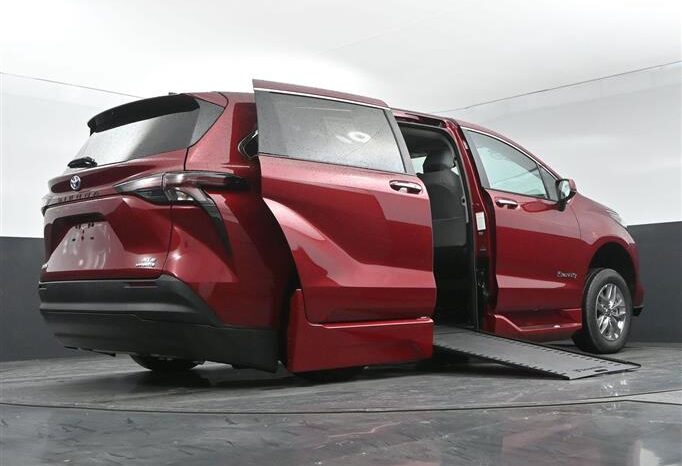 
								Toyota Sienna XLE RS221517 full									